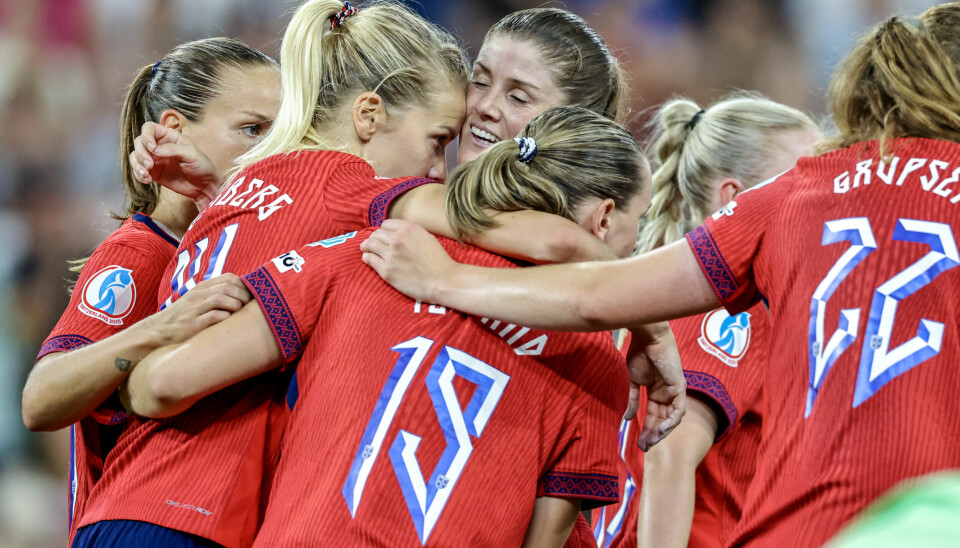 Norge feirer Ada Hegerbergs utligningsmål i EM-kvartfinalen mot Italia.