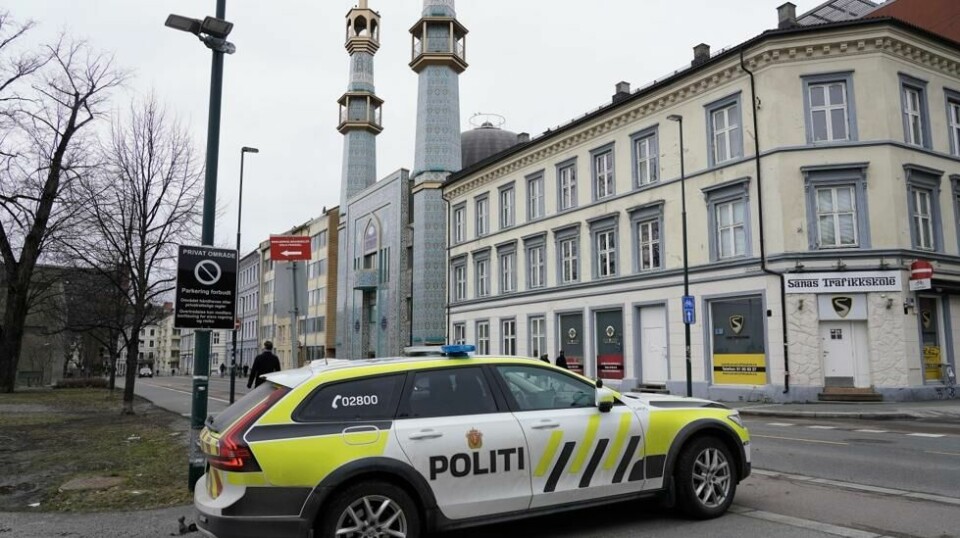 En politipatrulje vokter moskeen til World Islamic Mission i Oslo. Politi over hele landet bevæpnet seg etter at det ble fremmet trusler mot muslimske trossamfunn. Foto: Terje Bendiksby / NTB