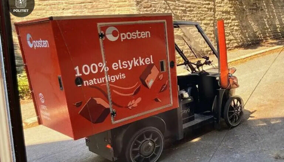 Et postbud ble frastjålet elsykkelen sin ved gamle legevakta i Oslo sentrum fredag.