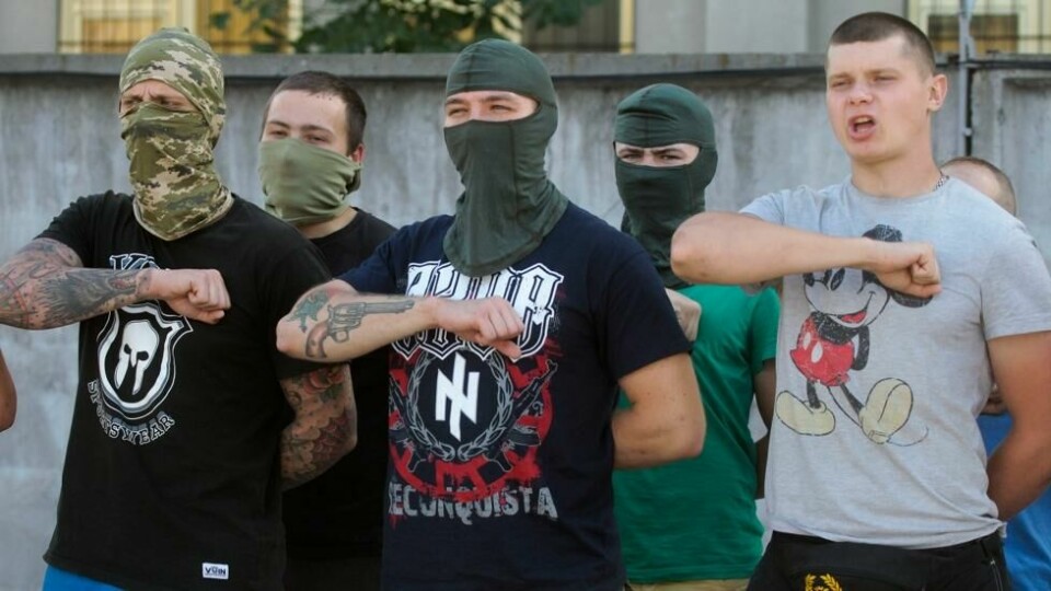 Medlemmer av Azov gjør en seremoniell hilsen før de sendes inn i østlige Ukraina. Bildet er tatt i 2015. Da hadde uroen i Donbas-regionen såvidt begynt. Medlemmer av Azov gjør en seremoniell hilsen før de sendes inn i østlige Ukraina. Bildet er tatt i 2015. Da hadde uroen i Donbas-regionen såvidt begynt. Foto: Efrem Lukatsky / AP/NTB