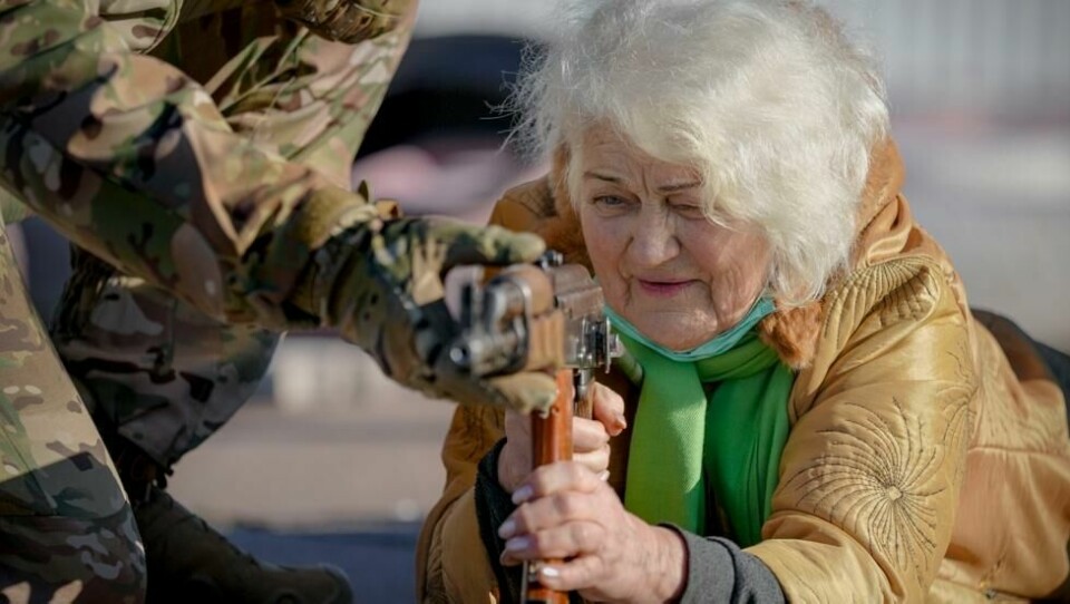 79 år gamle Valentyna Konstantynovska fikk skytetrening av Azov-soldater få dager før Russland invaderte Ukraina. Det vites ikke hvor hun er nå. 79 år gamle Valentyna Konstantynovska fikk skytetrening av Azov-soldater få dager før Russland invaderte Ukraina. Det vites ikke hvor hun er nå. Foto: Vadim Ghirda / AP/NTB