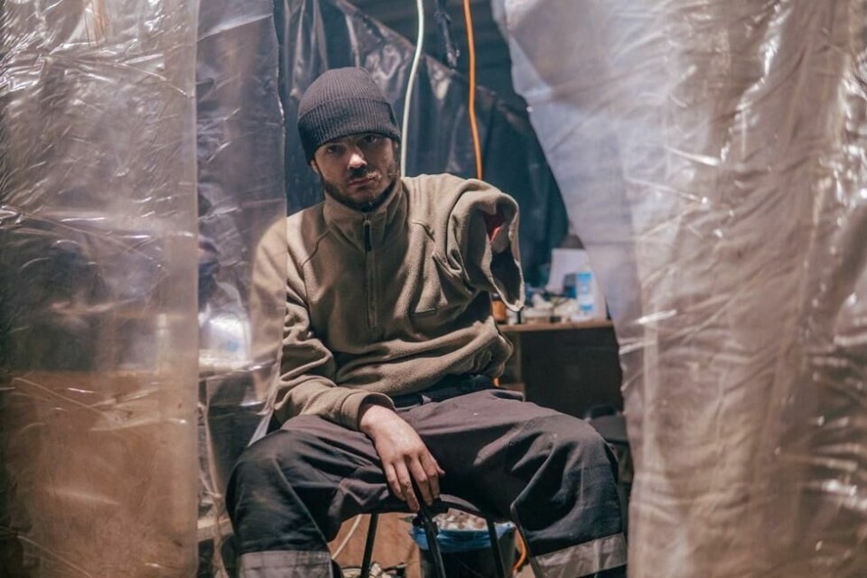 En mann har mistet store deler av armen. Soldatene har ikke tilgang til sanitære legehjelpemidler. En mann har mistet store deler av armen. Soldatene har ikke tilgang til sanitære legehjelpemidler. Foto: Foto: Dmytro Kozatskyi/Azov Special Forces Regiment of the Ukrainian National Guard Press Office via AP / NTB / Reuters