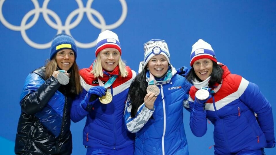 Ragnhild Haga mottar gullmedaljen for langrenn 10 kilometer fristil på Pyeongchang Medals Plaza i Pyeongchang. Charlotte Kalla tok sølv og Krista Parmakoski og Marit Bjørgen delte bronsen