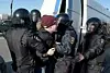 Russisk opprørspoliti pågriper en demonstrant i sentrum av St. Petersburg 15. mars, ved en ikke-godkjent demonstrasjon. Russlands president Vladimir Putin signerte en pakke planlagte grunnlovsreformer som vil gi ham mulighet til å sitte ytterligere to seksårsperioder etter 2024. NTB Scanpix/AFP.