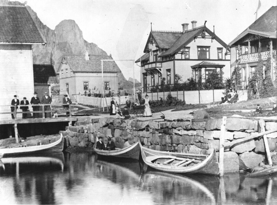 Sentrum av Svinøya rundt 1900. Væreiergården helt til høyre i bildet.