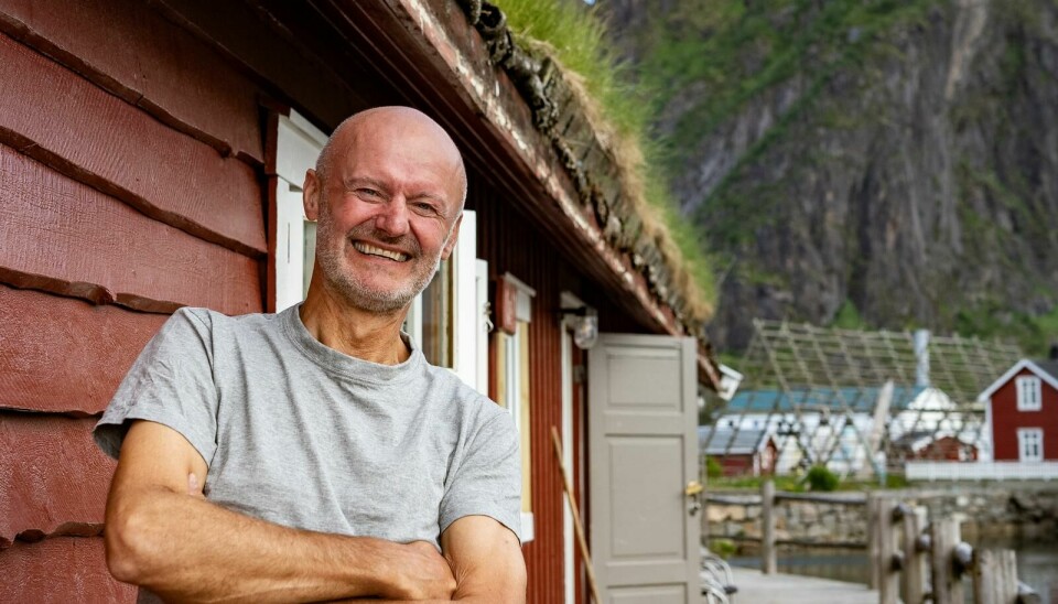 Ola Skjeseth trives best i rollen som fikser og håndlanger – slik han startet på Svinøya for mer enn 30 år siden. I bakgrunnen skimtes den ikoniske fjellknausen Svolværgeita.