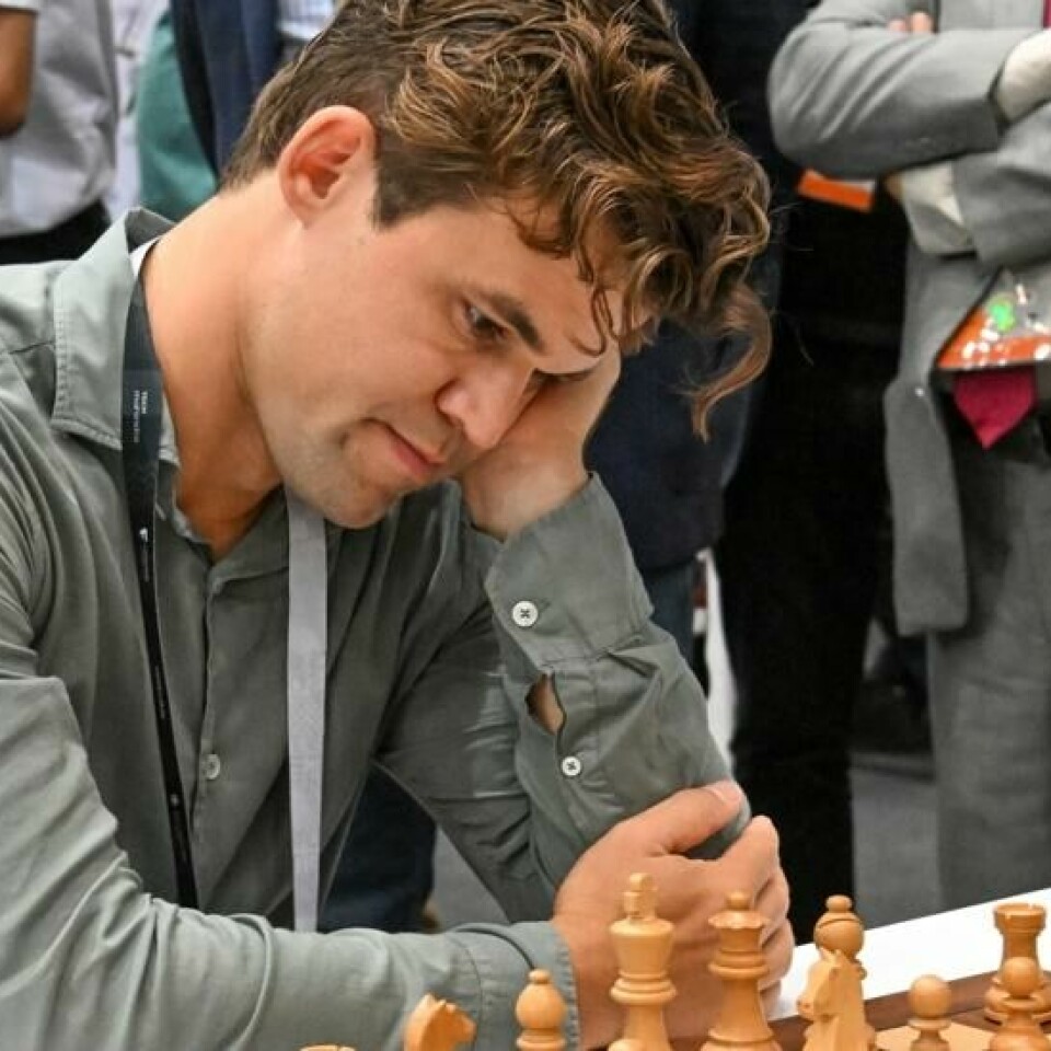 Magnus Carlsen kvalifiserte seg til toppdivisjonen i årets fjerde Champions Chess-turnering, som innledes fredag. HEr er han ved brettet under sjakk-OL nylig. Foto: Tibor Illyes, MTI via AP / NTB