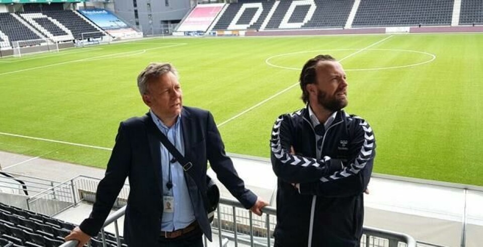 SER FRAMOVER: Thor Bjørn Omnes, som for øvrig er eplebonde i Sauherad også, og Einar Håndlykken har bidratt til å gjøre Odds fotballstadion til et kraftverk også. SER FRAMOVER: Thor Bjørn Omnes, som for øvrig er eplebonde i Sauherad også, og Einar Håndlykken har bidratt til å gjøre Odds fotballstadion til et kraftverk også. Foto: Thomas Vermes / ABC Nyheter