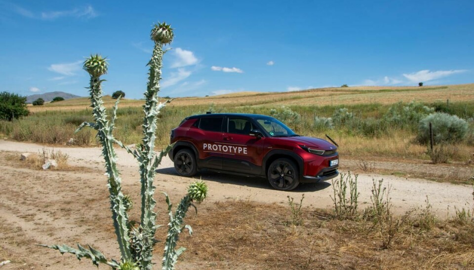 Toyota Urban Cruiser har firehjulstrekk og god bakkeklaring, så det er ikke noe problem dersom du skulle havne på safari utenfor de mest urbane strøkene.