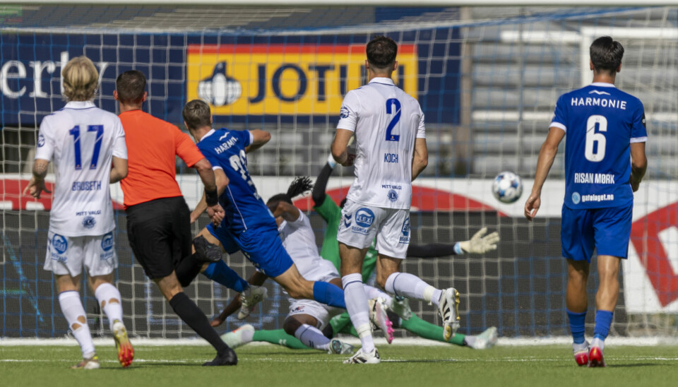 Stefán Ingi Sigurdarson scorer Sandefjords 2-0-mål i kampen mot Sarpsborg.