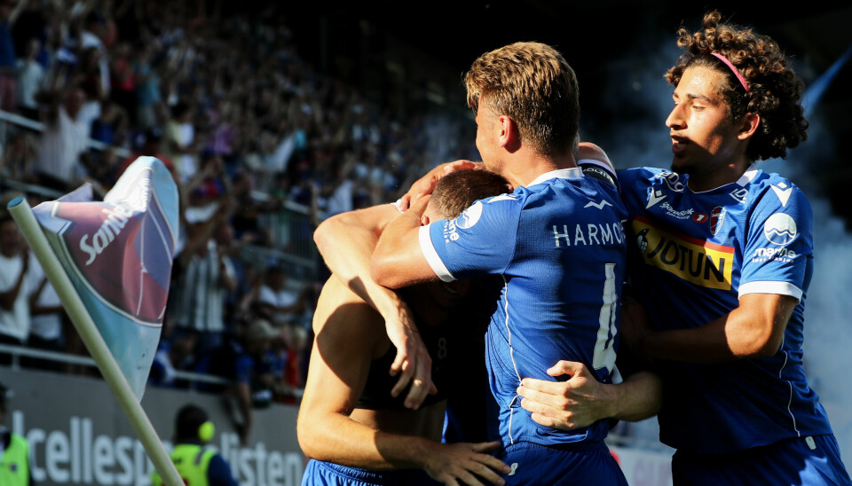 Robin Dzabic gratuleres med 3-2-målet som forsvarte Sandefjords perfekte hjemmestatistikk i Eliteserien.