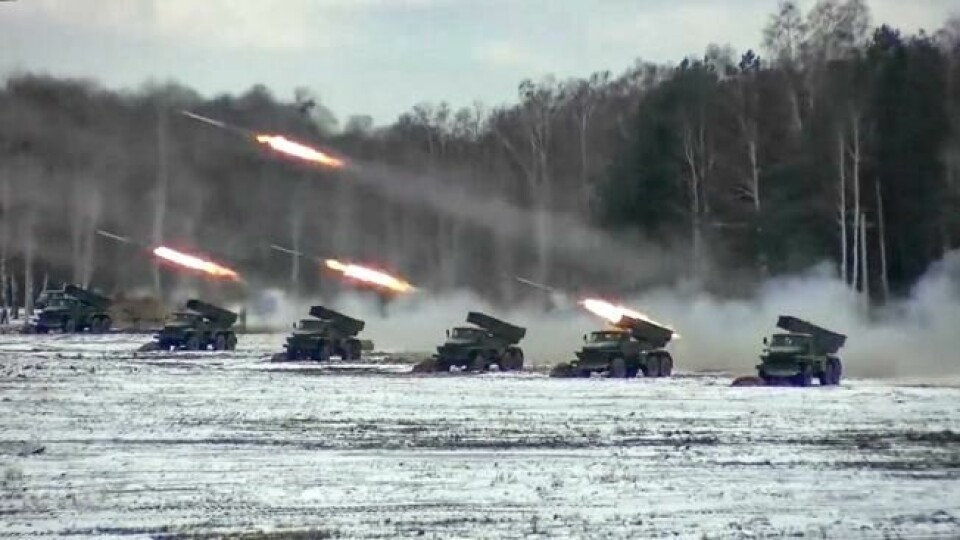 På dette bildet tatt fra video og utgitt av det russiske forsvarsdepartementets pressetjeneste fredag 4. februar 2022 skyter flere rakettkastere under de hviterussiske og russiske felles militærøvelsene ved Brestsky skytefelt, Hviterussland. (Det russiske forsvarsdepartementets pressetjeneste via AP) På dette bildet tatt fra video og utgitt av det russiske forsvarsdepartementets pressetjeneste fredag 4. februar 2022 skyter flere rakettkastere under de hviterussiske og russiske felles militærøvelsene ved Brestsky skytefelt, Hviterussland. (Det russiske forsvarsdepartementets pressetjeneste via AP) Foto: AP