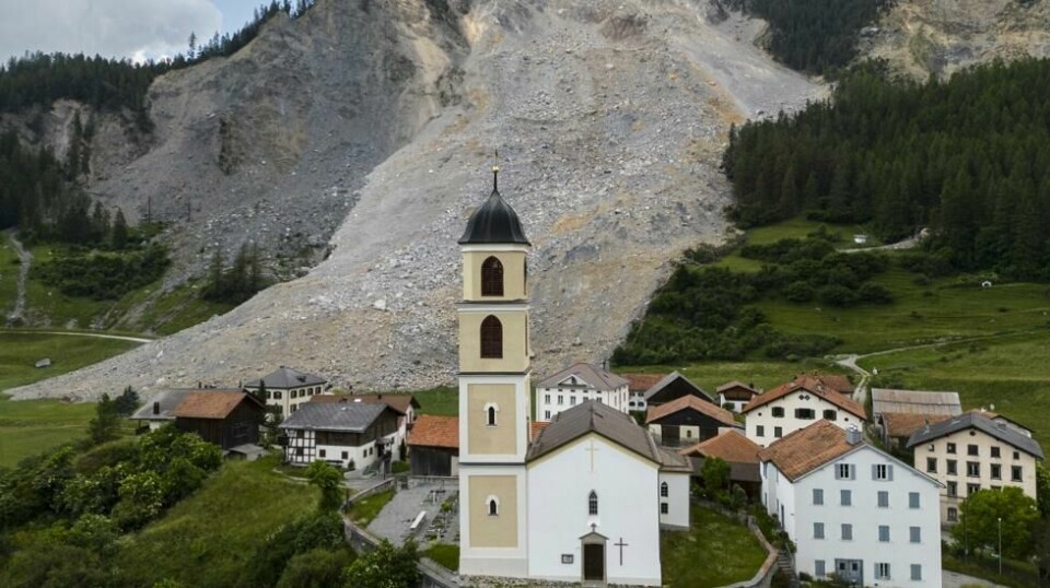 Den rasfarlige sonen i Brienz ligger ikke langt unna bebyggelsen. Dette bildet er tatt etter det forrige større raset ved landsbyen. Det skjedde i fjor sommer. Foto: Michael Buholzer / Keystone / AP / NTB