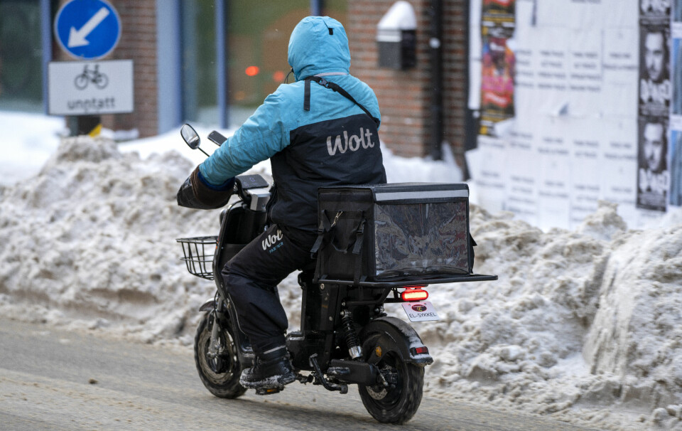 Wolt-bud på moped i snøværet i Oslo i 2024.