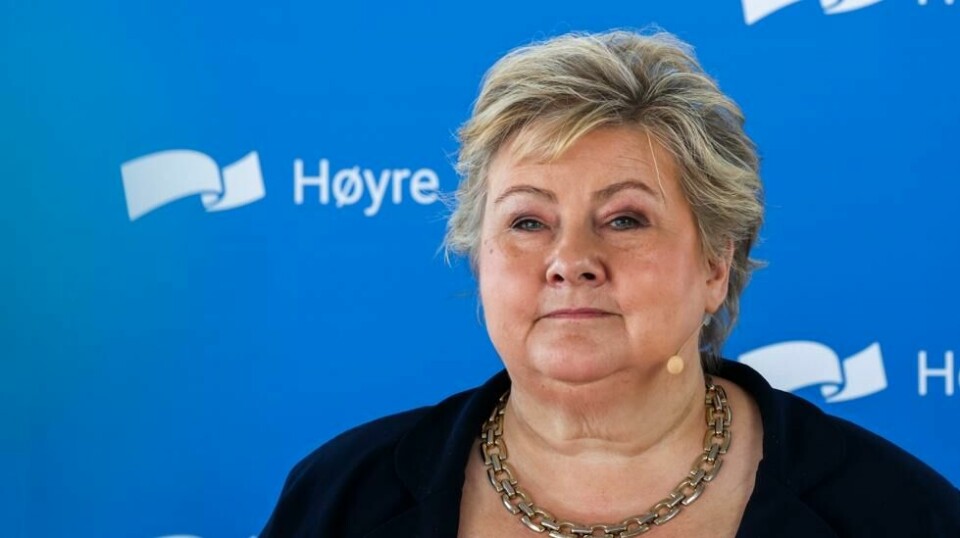 Høyres leder Erna Solberg erkjenner at det ikke finnes noen kortsiktige, enkle løsninger på kroneproblemet. Foto: Jan Langhaug / NTB