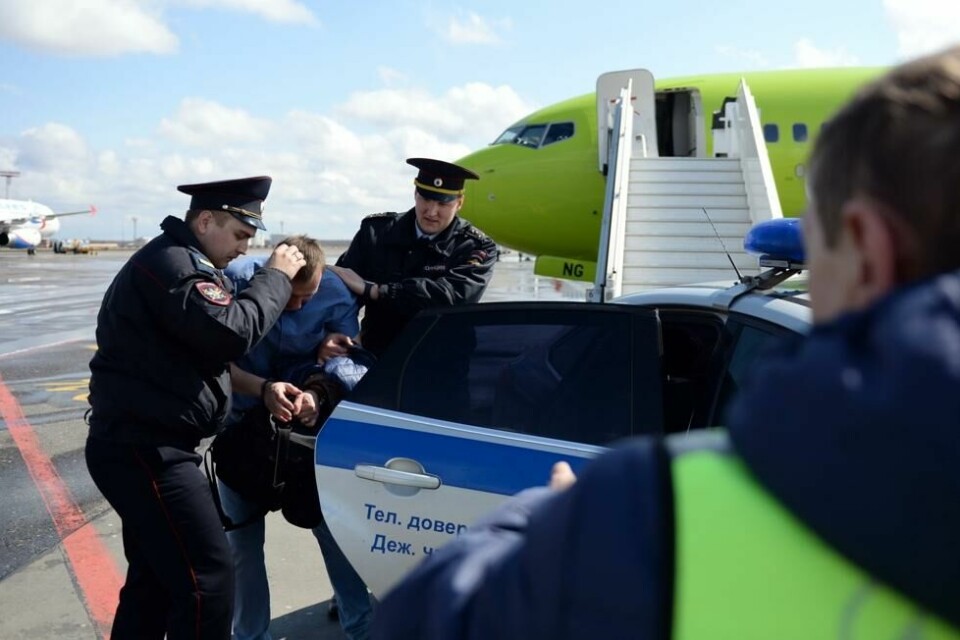KLM svartelister passasjerer som lager bråk på flyene i fem år. De ønsker å dele listene slik at også andre flyselskaper nekter slike passasjerer å komme ombord. På bildet må flyplasspolitiet i Moskva ta seg av en uregjerlig passasjer i april 2018. KLM svartelister passasjerer som lager bråk på flyene i fem år. De ønsker å dele listene slik at også andre flyselskaper nekter slike passasjerer å komme ombord. På bildet må flyplasspolitiet i Moskva ta seg av en uregjerlig passasjer i april 2018. Foto: Dreamstime