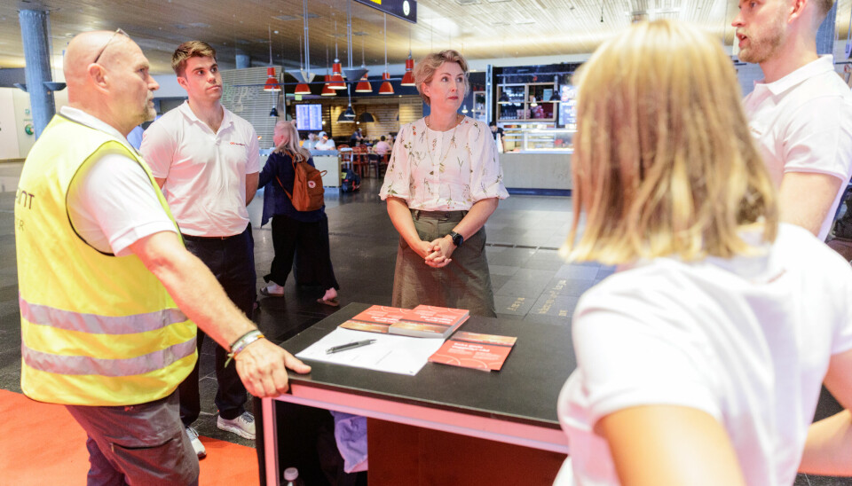Hanne Iversen Rye (i midten) er fagekspert på skadeforebygging i Storebrand, som har stand på Gardermoen hvor de tilbyr å sjekke bagasje for veggedyr.