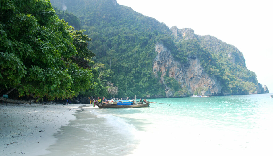 Thailand er blant landene nordmenn er mest interessert i på Momondo. Bildet er av longtailbåter på Monkey Beach i 2008.
