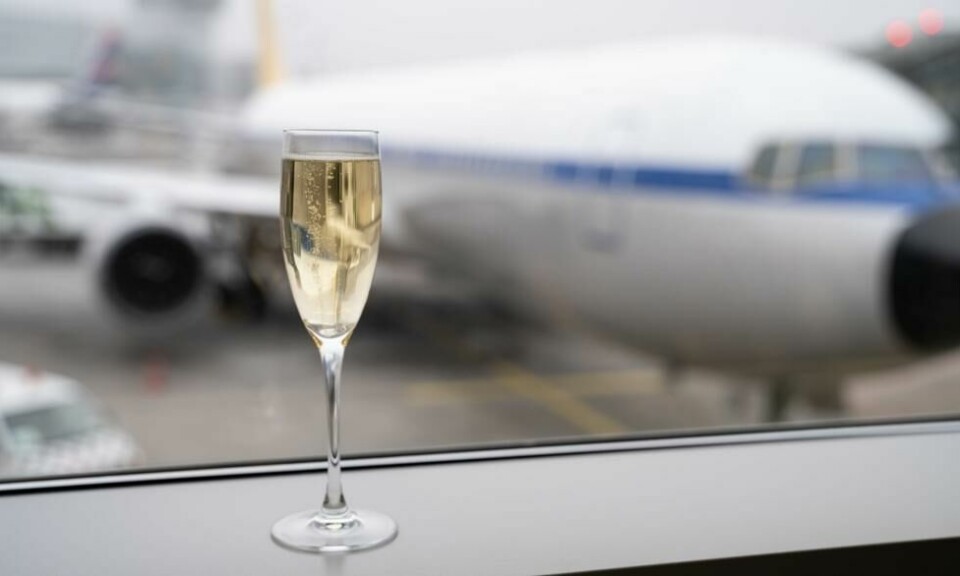Noen oppstivere før take-off kan i verste fall ende med flynekt og svartelisting. KLM melder at 40 prosent av episodene med uregjerlige flypassasjerer skjer i terminalen. Alkoholinntak spiller en rolle i godt over halvparten av tilfellene. Noen oppstivere før take-off kan i verste fall ende med flynekt og svartelisting. KLM melder at 40 prosent av episodene med uregjerlige flypassasjerer skjer i terminalen. Alkoholinntak spiller en rolle i godt over halvparten av tilfellene. Foto: Dreamstime