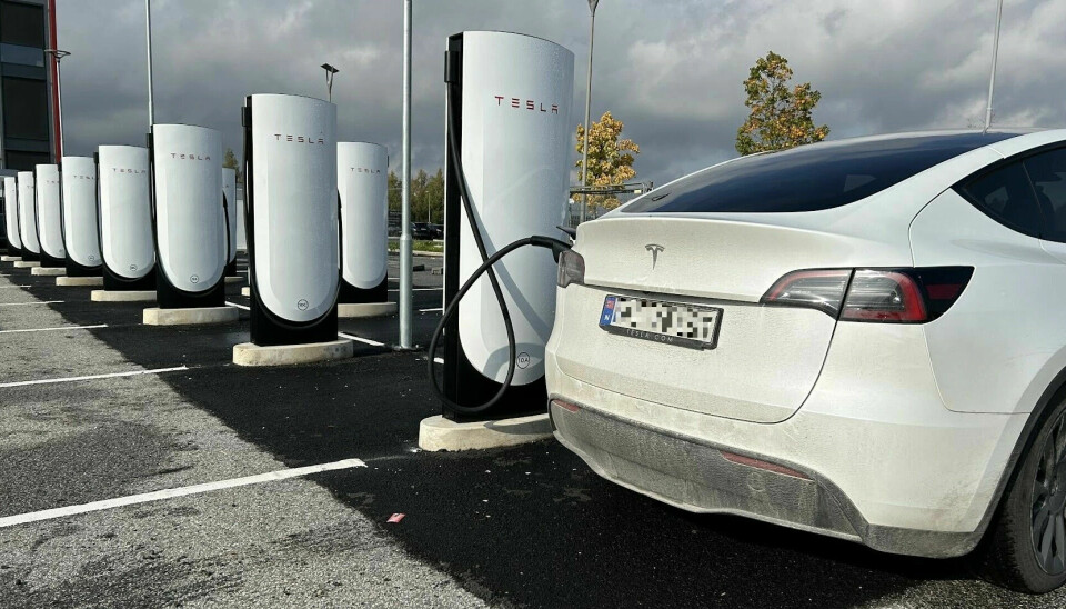 Når du hurtiglader, kan du risikere at inntil ti prosent av energien forsvinner i ladetap. Det må du betale for. Foto: Broom