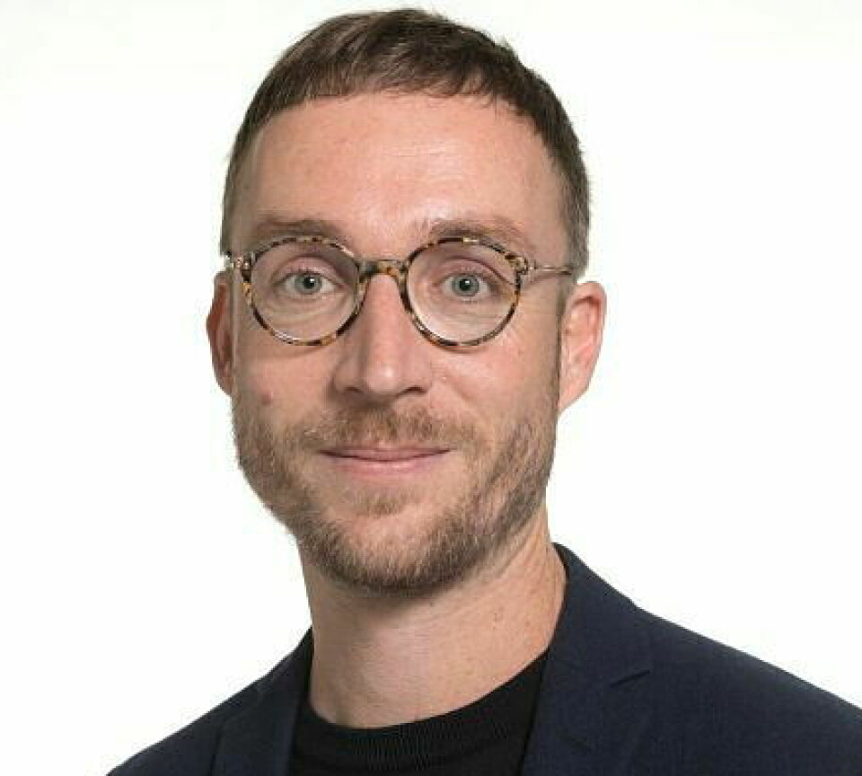 Martin Wagner er professor i biologi og miljøtoksikologi ved NTNU. Portrett av en mann med kort brunt hår, skjegg og runde briller. Han har på mørk dressjakke og svart genser, og står foran en hvit bakgrunn. Professor Martin Wagner forsker på hvordan kjemikalier fra plast lekker ut og påvirker helse og miljø. Han har vært en sentral stemme i internasjonal forskning på plastforurensning.