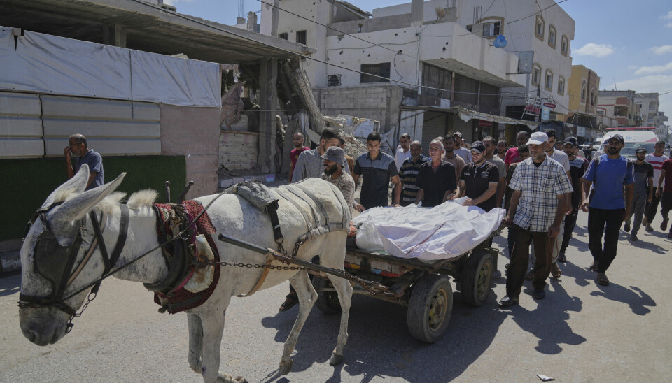 Slektninger sørger over sine døde som ble drept i israelske angrep torsdag. Den grusomme krigen tar ikke slutt bare fordi noen land anerkjenner Palestina, mener forsker Hilde Henriksen Waage.