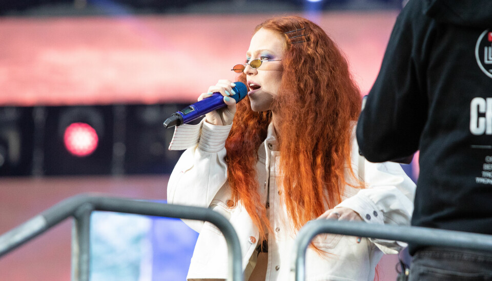 Jess Glynne, her på VG-lista, raser mot Trump-administrasjonen.