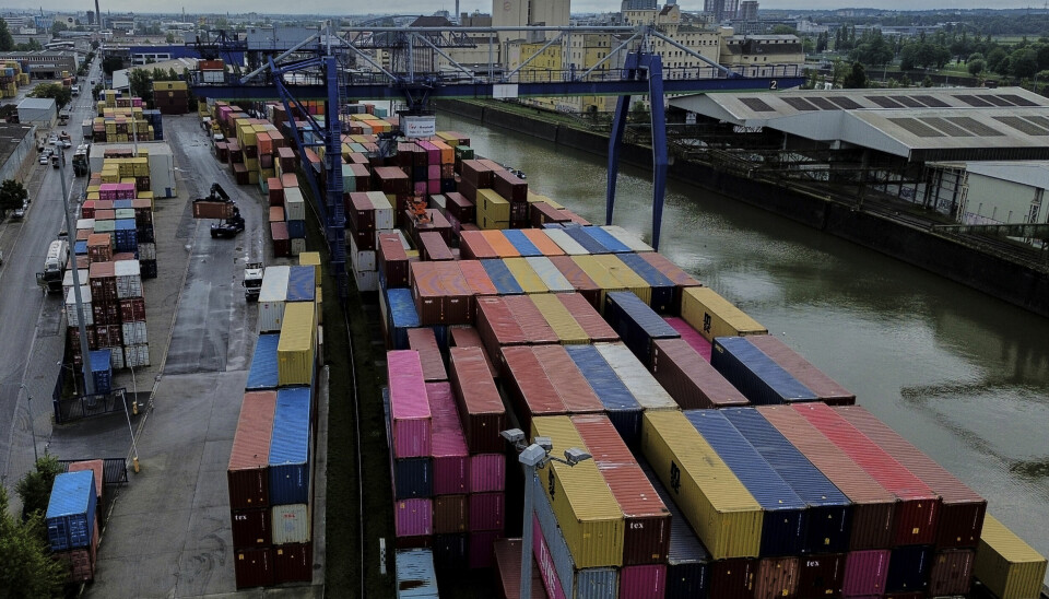 Fra en konteinerterminal i Frankfurt. Tysklands DAX-indeks falt med 1,7 prosent etter tollnyhetene. Michael Probst / AP / NTB