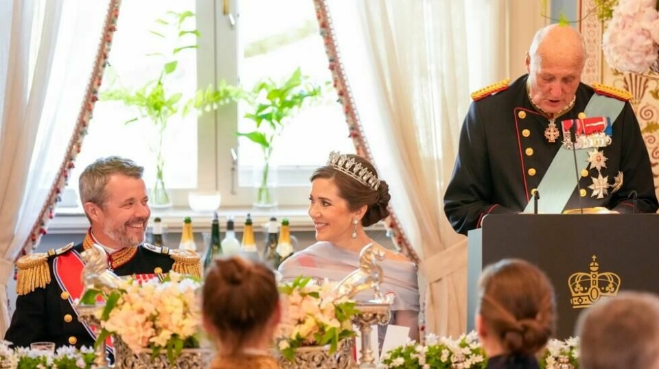 Kong Harald tok anledningen under gallamiddagen til å markere at det er 20 år siden kong Frederik og dronning Mary giftet seg. Foto: Heiko Junge / NTB
