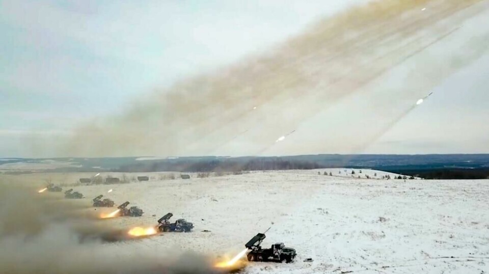 Bildet viser russiske rakettsystem i aksjon under en militærøvelse nær Orenburg i Ural, Russland, 16. desember 2021, samtidig som titusenvis av russiske tropper er utplassert nær grensen til Ukraina. (Det russiske forsvarsdepartementets pressetjeneste via AP, fil)