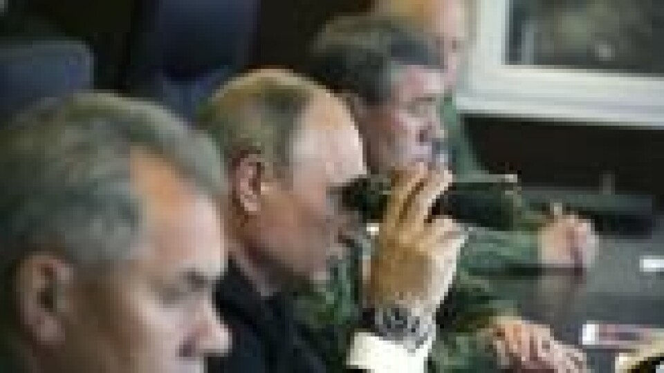 Russlands president Vladimir Putin avbildet sammen med russiske forsvarstopper under en militærøvelse. Russlands president Vladimir Putin avbildet sammen med russiske forsvarstopper under en militærøvelse. Foto: Mikhail Klimentyev / Reuters/NTB