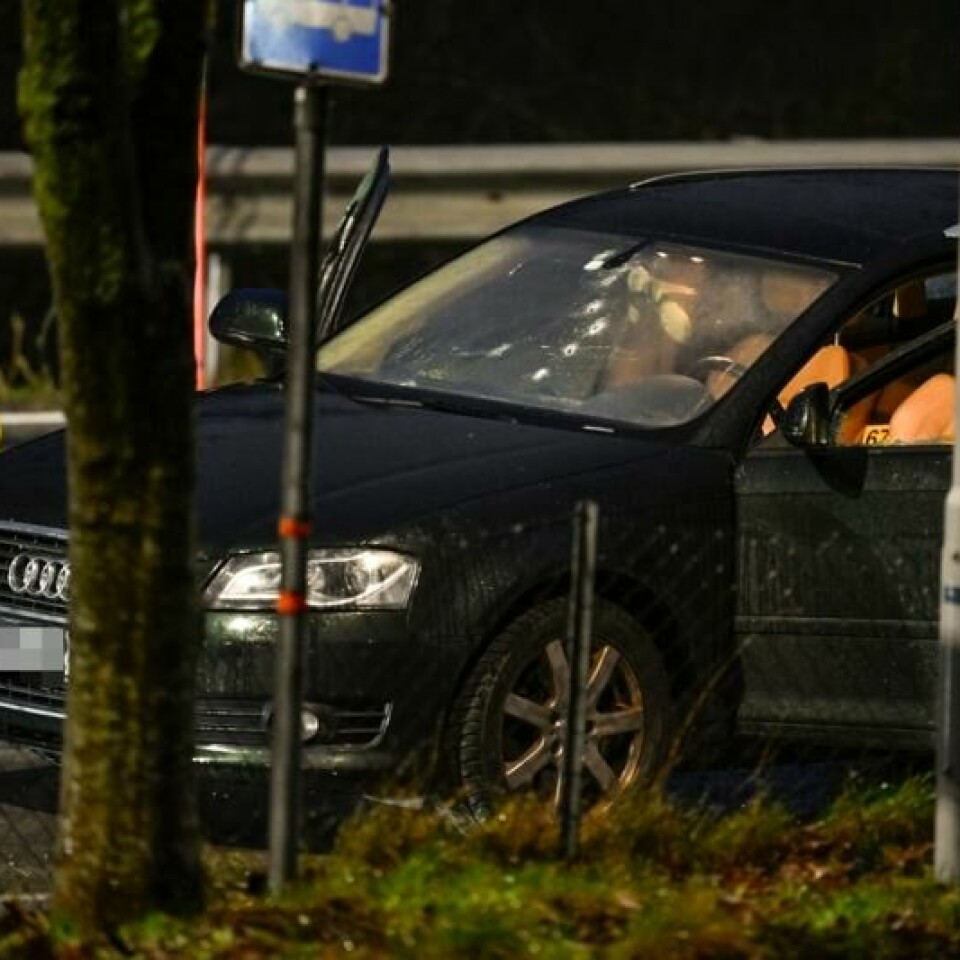 To menn, hvorav en av dem er død, har status som siktet etter en skuddveksling med politiet hvor en 25 år gammel politibetjent døde.
