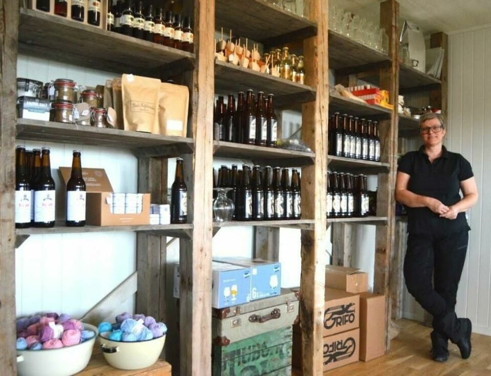 Med eget gårdsutsalg, salgs- og skjenkebevilling er det mye spennende å smake og kjøpe i det lille mikrobryggeriet i Evenskjer. Med eget gårdsutsalg, salgs- og skjenkebevilling er det mye spennende å smake og kjøpe i det lille mikrobryggeriet i Evenskjer.