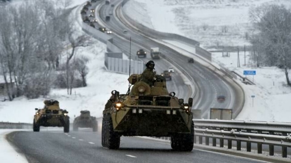 En konvoi av russiske panserkjøretøy beveger seg langs en motorvei på Krim, tirsdag 18. januar 2022. En konvoi av russiske panserkjøretøy beveger seg langs en motorvei på Krim, tirsdag 18. januar 2022. Foto: AP