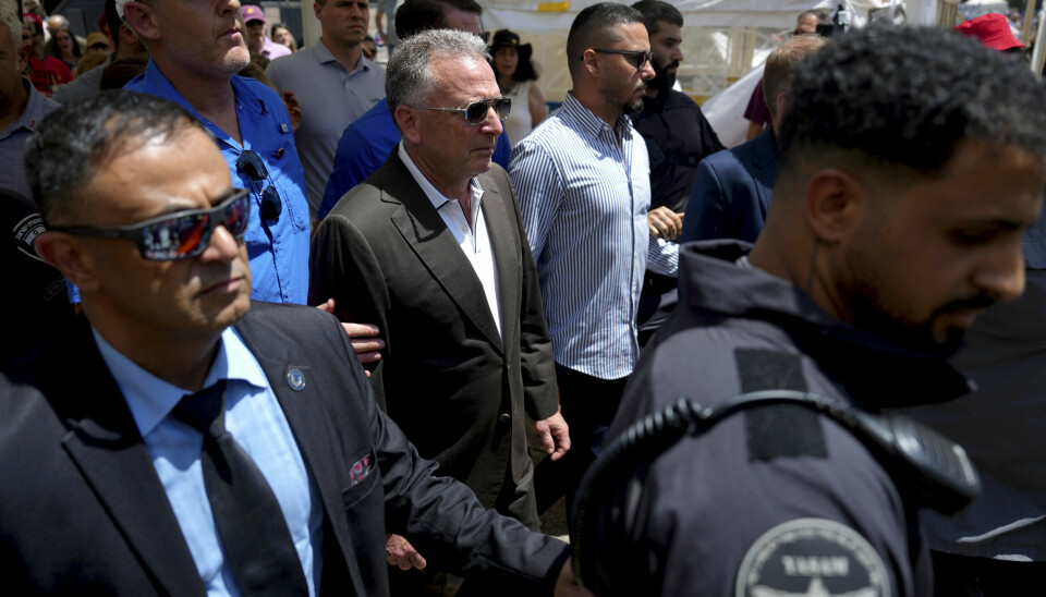Spesialutsending Steve Witkoff (i midten) da han lørdag møtte familiene til israelske gisler i Tel Aviv.