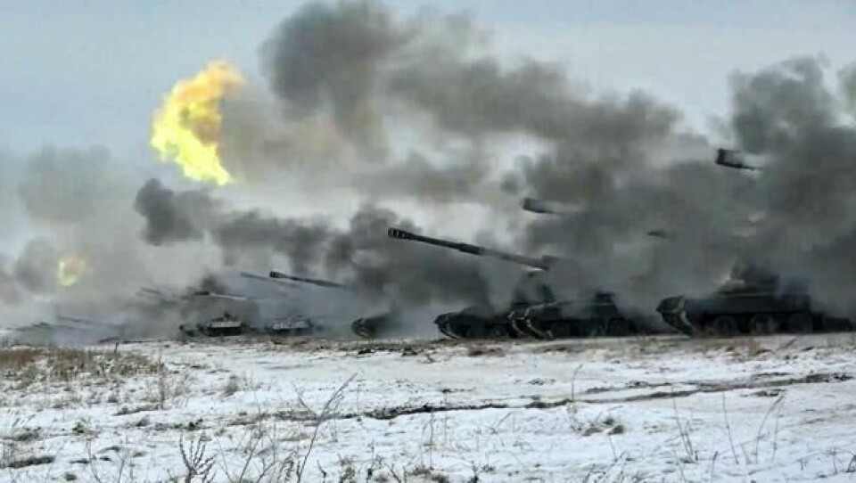 Dette bildet er frigitt av det russiske forsvarsdepartementets pressetjeneste 16. desember 2021. Her skyter den russiske hærens selvgående haubitser under militærøvelser nær Orenburg i Ural. (Det russiske forsvarsdepartementets pressetjeneste via AP) Dette bildet er frigitt av det russiske forsvarsdepartementets pressetjeneste 16. desember 2021. Her skyter den russiske hærens selvgående haubitser under militærøvelser nær Orenburg i Ural. (Det russiske forsvarsdepartementets pressetjeneste via AP)