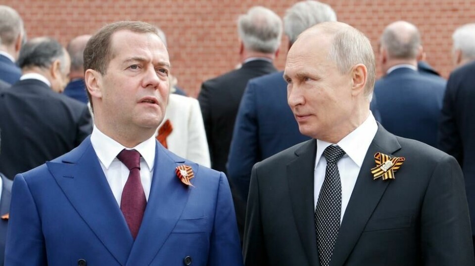 Dimitrij Medvedev er svært lite fornøyd med at ICC har utstedt arrestordre Russlands president Vladimir Putin.