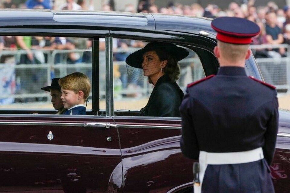 De britiske kongelige bruker ikke alltid setebelte når de kjører bil. En sikkerhetsekspert forklarer hvorfor. Her er dronning Camilla, hertuginne Kate, prins George og prinsesse Charlotte i 2022.