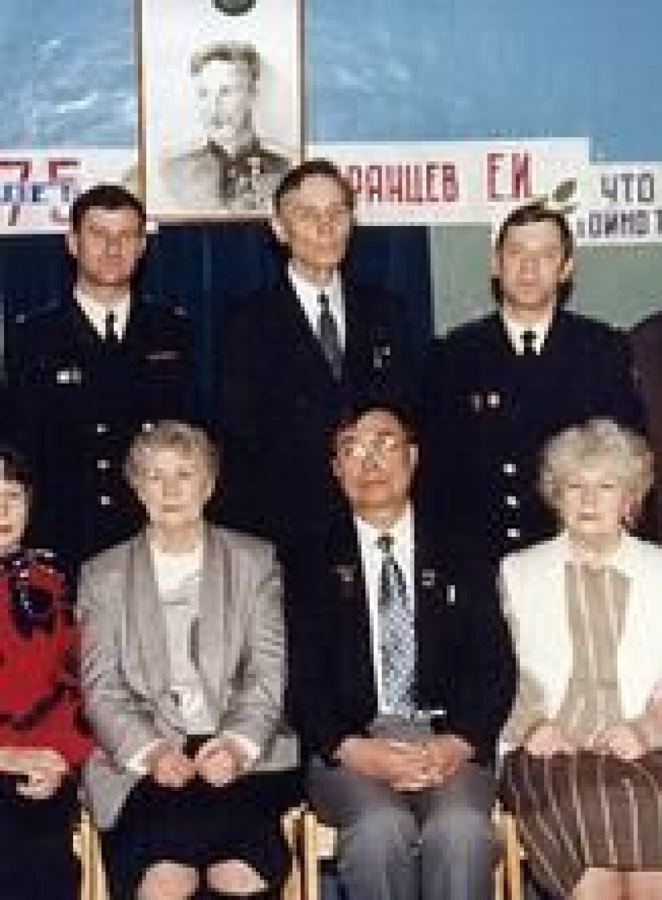 Her flankeres Ravil Gabdelhakov av Tamara og Natalia Ivanovna, søstre til den nedskutte piloten Jevgenij Frantsev. Bildet er fra en minnemarkering i 1997 og på veggen henger en tegning av piloten som døde under kampene om Norges frigjøring. Foto: Privat/ ABC Nyheter Her flankeres Ravil Gabdelhakov av Tamara og Natalia Ivanovna, søstre til den nedskutte piloten Jevgenij Frantsev. Bildet er fra en minnemarkering i 1997 og på veggen henger en tegning av piloten som døde under kampene om Norges frigjøring. Foto: Privat/ ABC Nyheter