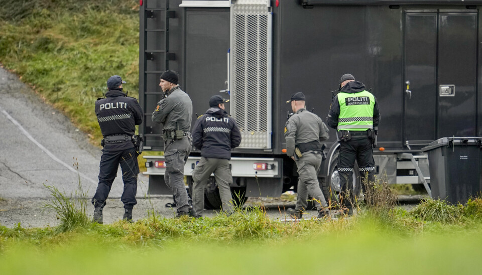 Krimteknikere og bombegruppen på åstedet for eksplosjonen i Drøbak i oktober 2023. Nå starter rettssaken hvor to svenske menn er tiltalt for handlingen, og en svensk kvinne for å ha bidratt til flukten tilbake til Sverige.