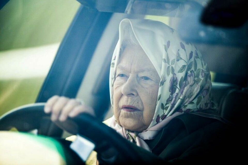 Avdøde dronning Elizabeth kjørte ofte bil, og satt ikke alltid fastspent. Her avbildet i 2019. Avdøde dronning Elizabeth kjørte ofte bil, og satt ikke alltid fastspent. Her avbildet i 2019. Foto: Daniel Leal-Olivas / AFP / NTB