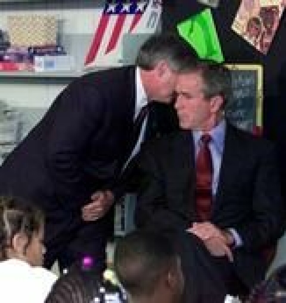 LEGENDARISK BILDE: Stabssjef i Det hvite hus Andrew Card hvisker til George W. Bush at nok et fly hadde krasjet inn i World Trade Center 11. september 2001 mens den daværende presidenten besøkte en skole. Presidenten ble sittende i syv minutter før han forlot klassen. LEGENDARISK BILDE: Stabssjef i Det hvite hus Andrew Card hvisker til George W. Bush at nok et fly hadde krasjet inn i World Trade Center 11. september 2001 mens den daværende presidenten besøkte en skole. Presidenten ble sittende i syv minutter før han forlot klassen. Foto: Doug Mills / AP