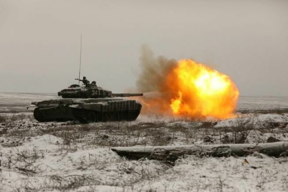 – Kravene til Russland har vært kjent siden 1990-tallet. Problemet er bare at Russland ikke blir lyttet til, ikke før de får overbevist USA og Europa om at de mener alvor. Sånt sett kan man også se Putins sabelrasling som noe selvforskyldt, fordi USA og NATO ikke har hensyntatt russiske sikkerhetsinteresser, men snarere avfeid dem med henvisning til at enhver stat er suveren, og at en hvert stat selv skal få velge hvor man vil høre hjemme, i øst eller vest, uten at andre skal diktere deres utenriks- og sikkerhetspolitiske orientering. Og dette må USA og Europa gjerne gjøre. Men da må de også ta konsekvensene av det, sier oberstløytnant Tormod Heier. – Kravene til Russland har vært kjent siden 1990-tallet. Problemet er bare at Russland ikke blir lyttet til, ikke før de får overbevist USA og Europa om at de mener alvor. Sånt sett kan man også se Putins sabelrasling som noe selvforskyldt, fordi USA og NATO ikke har hensyntatt russiske sikkerhetsinteresser, men snarere avfeid dem med henvisning til at enhver stat er suveren, og at en hvert stat selv skal få velge hvor man vil høre hjemme, i øst eller vest, uten at andre skal diktere deres utenriks- og sikkerhetspolitiske orientering. Og dette må USA og Europa gjerne gjøre. Men da må de også ta konsekvensene av det, sier oberstløytnant Tormod Heier. Foto: AP