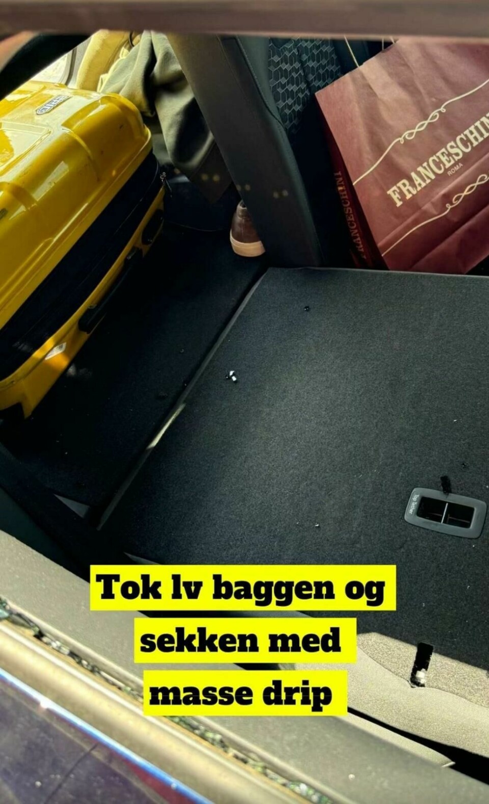 Kamelen mistet alle baggene og veskene han hadde med på ferien. Kamelen mistet alle baggene og veskene han hadde med på ferien. Foto: Skjermdump fra Snapchat, slimkamel