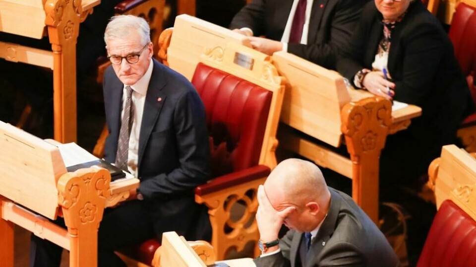 Statsminister Jonas Gahr Støre (Ap) og finansminister Trygve Slagsvold Vedum (Sp) i stortingssalen.