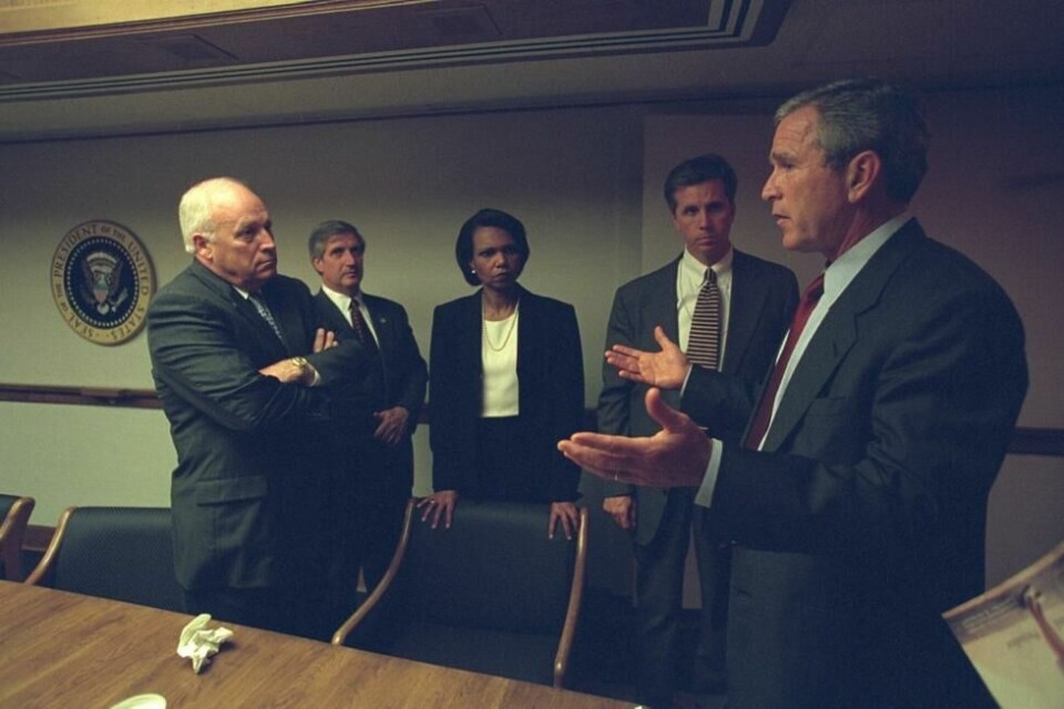 Daværende visepresident Dick Chaney (til vesntre). og president George W. Bush diskuterer sammen med andre sikkerhetsstrateger i presidentens bunker i timene etter terrorangrepet 11. september 2001. Daværende visepresident Dick Chaney (til vesntre). og president George W. Bush diskuterer sammen med andre sikkerhetsstrateger i presidentens bunker i timene etter terrorangrepet 11. september 2001. Foto: U.s. National Archives / Reuters