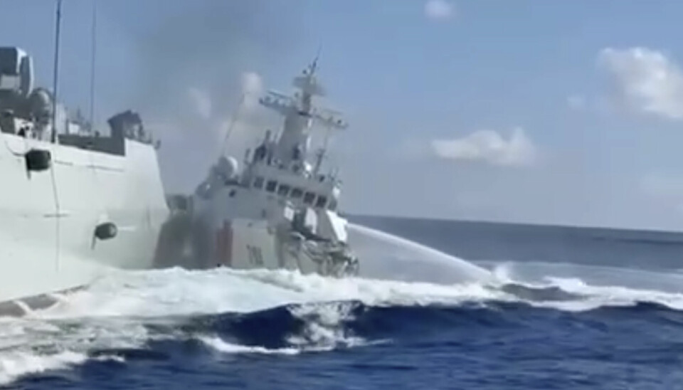 Dette bildet som er hentet fra en video publisert av den filippinske kystvakten, viser kollisjonen ved den omstridte Scarborough-atollen.