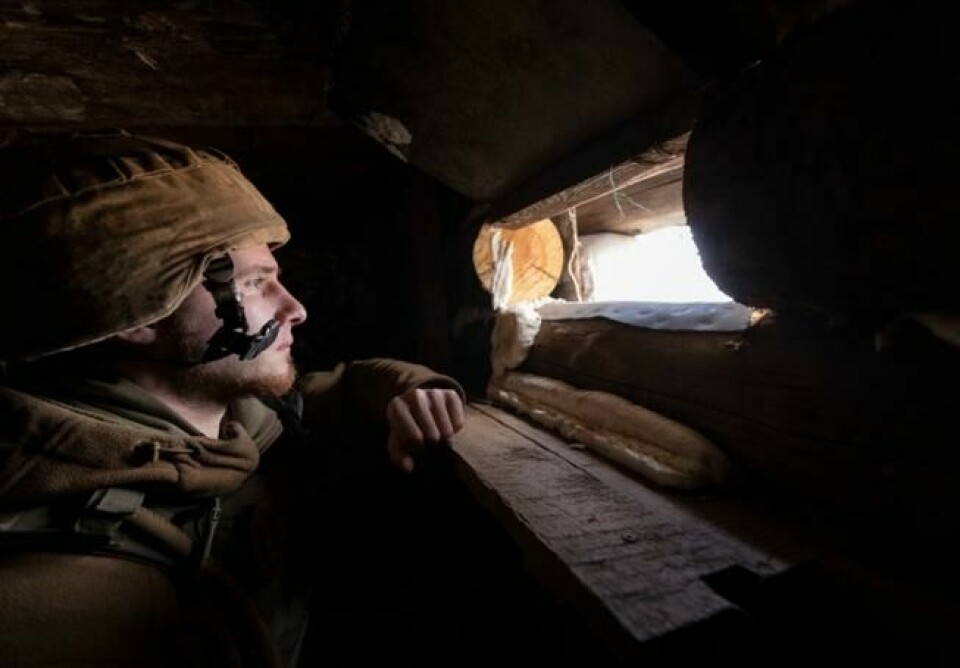 En ukrainsk soldat overvåker frontlinjen i Donetsk-regionen i Øst-Ukraina hvor russiske separatister kjemper for løsrivelse fra Ukraina. En ukrainsk soldat overvåker frontlinjen i Donetsk-regionen i Øst-Ukraina hvor russiske separatister kjemper for løsrivelse fra Ukraina. Foto: Andriy Dubchak / AP