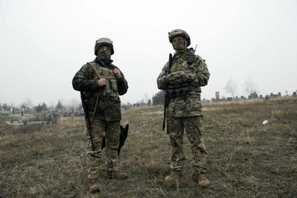 Ukrainske soldater holder vakt ved kysten av Azovhavet 26. november. NTB Scanpix/AFP. Ukrainske soldater holder vakt ved kysten av Azovhavet 26. november. NTB Scanpix/AFP.