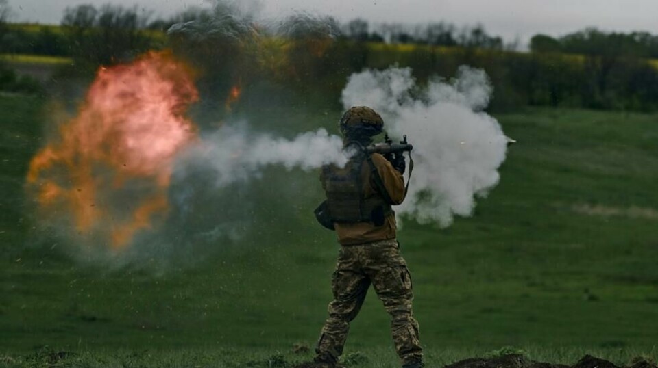 En ukrainsk soldat avfyrer en RPG nær Vuhledar i 2023. Foto: AP Photo/Libkos